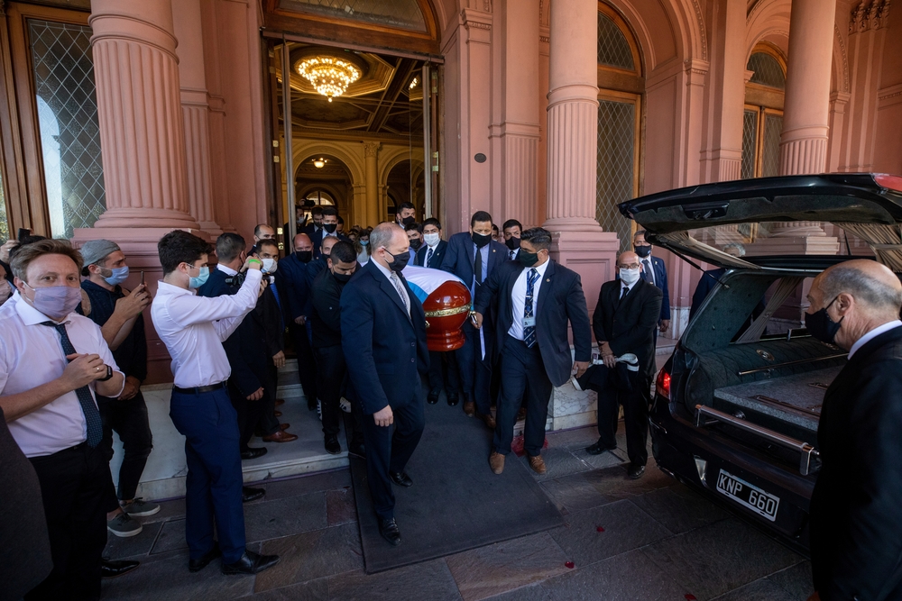 Pallbearers carry the casket of soccer legend Diego Maradona after a public viewing at the presidential palace Casa Rosada, in Buenos Aires  / ARGENTINA PRESIDENCY