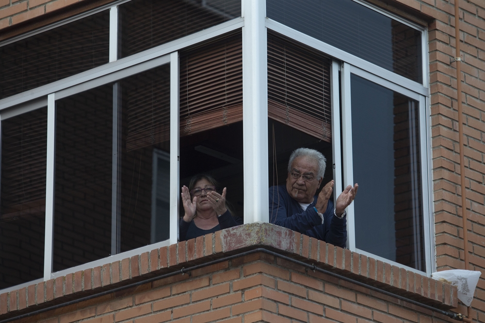 Aplausos en el barrio de la deportiva.  / ISABEL GARCÍA