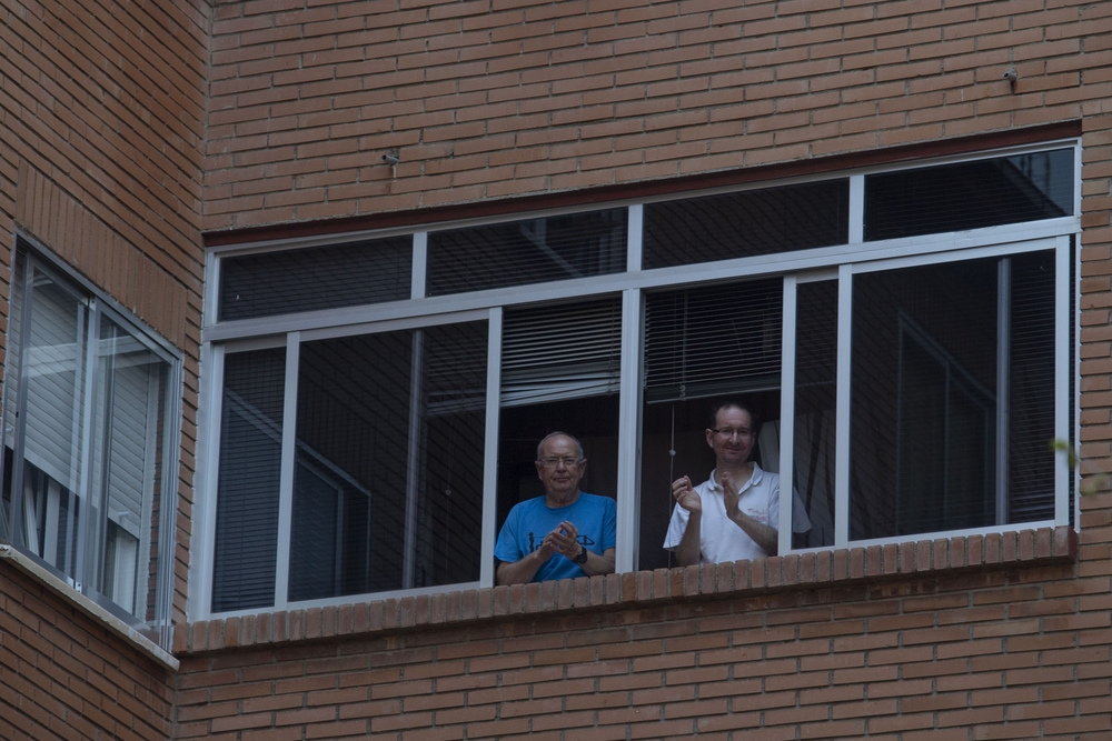 Aplausos en el barrio de la deportiva.  / ISABEL GARCÍA