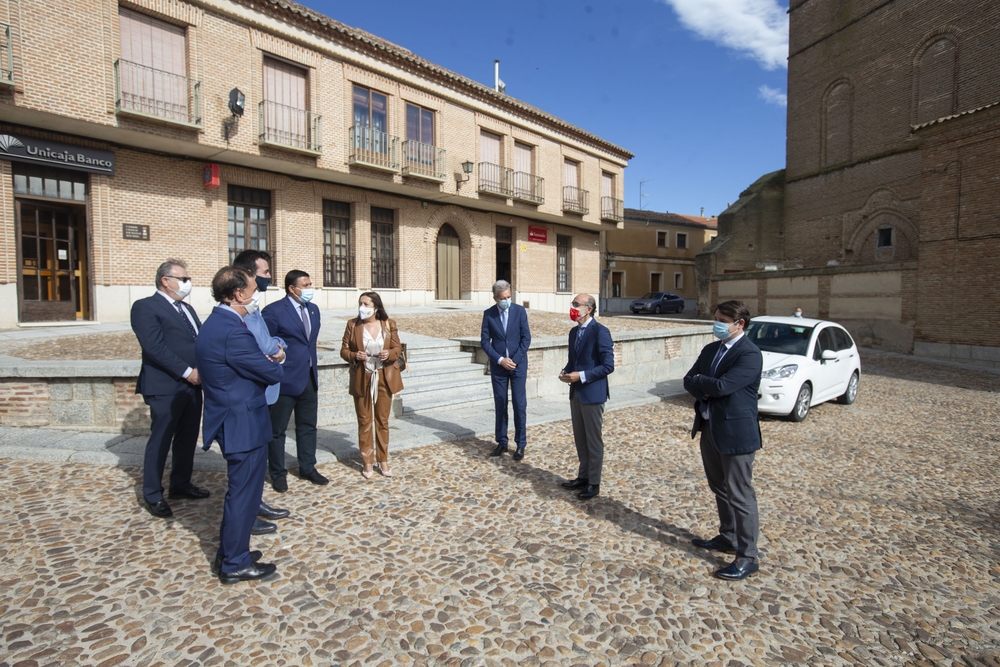 Presentación oficial del BIC de Madrigal de las Altas Torres con la presencia del consejero de cultura, Javier Ortega.  / ISABEL GARCÍA