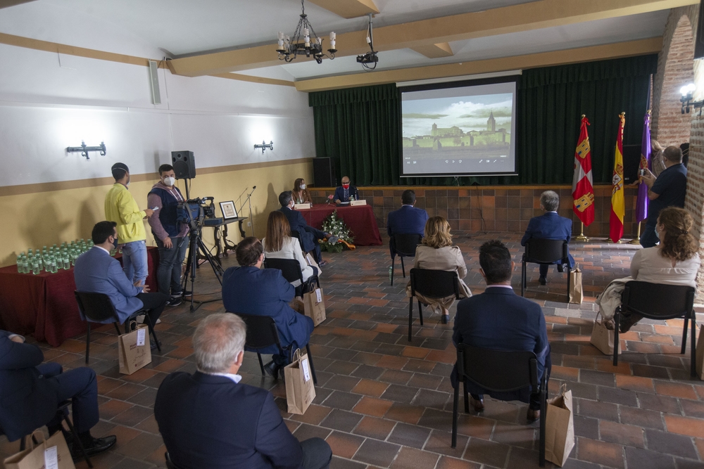 Presentación oficial del BIC de Madrigal de las Altas Torres con la presencia del consejero de cultura, Javier Ortega.  / ISABEL GARCÍA