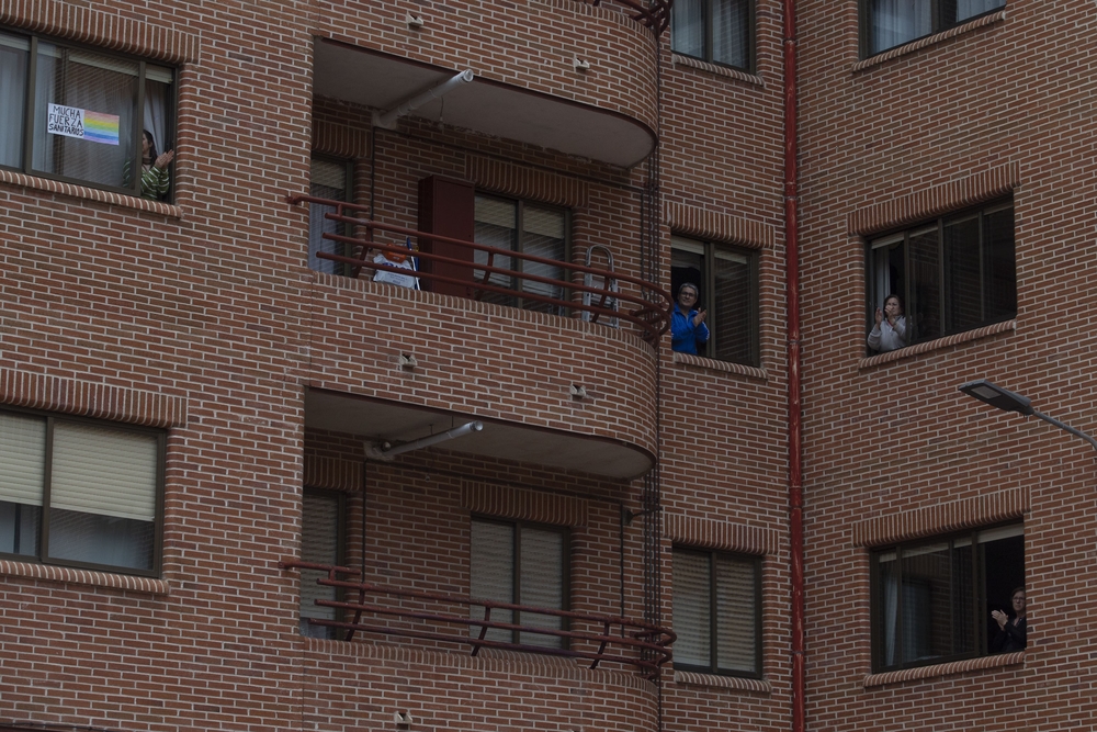 Aplausos desde los balcones, coronavirus.  / ISABEL GARCÍA