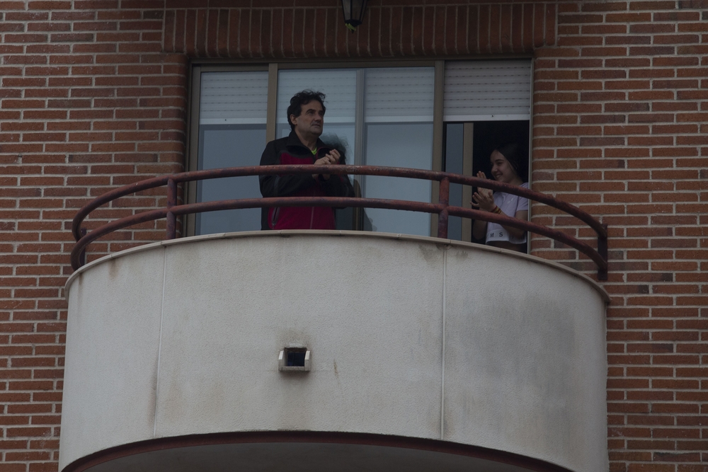 Aplausos desde los balcones, coronavirus.  / ISABEL GARCÍA