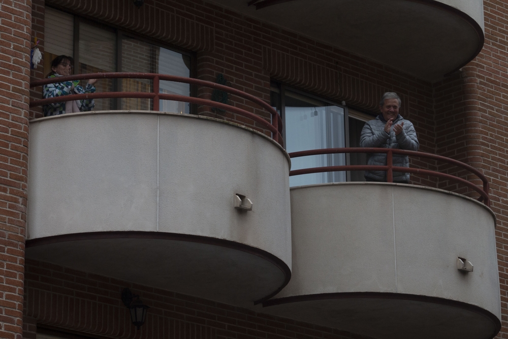 Aplausos desde los balcones, coronavirus.  / ISABEL GARCÍA