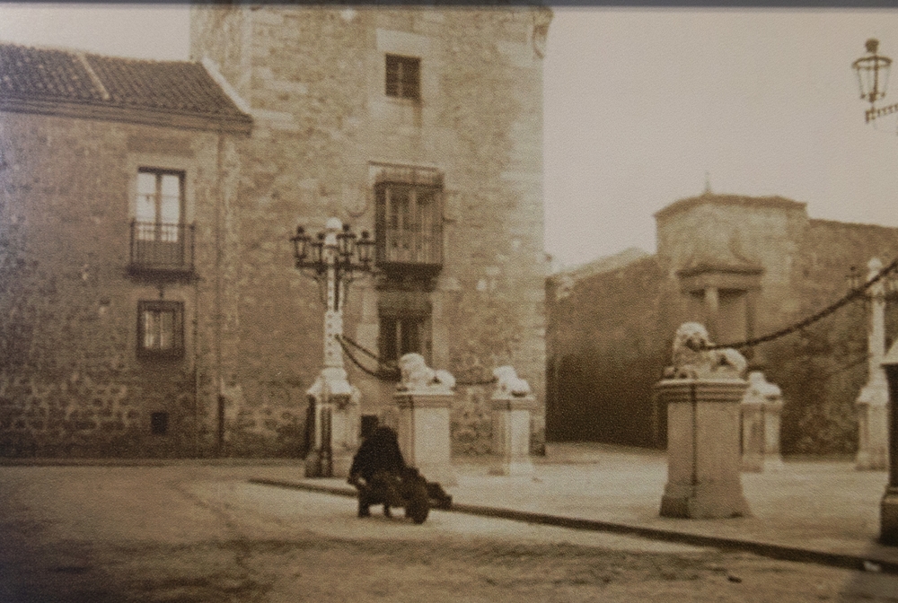 La ciudad en blanco y negro que retrató el militar y fotógrafo Ángel Guerras luce, como recuerdo y homenaje, en una exposición que acoge el Archivo Histórico Provincial.  / DAVID CASTRO