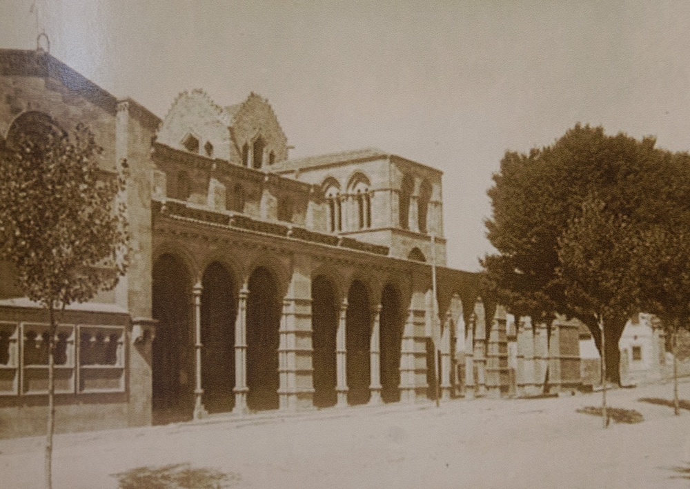 La ciudad en blanco y negro que retrató el militar y fotógrafo Ángel Guerras luce, como recuerdo y homenaje, en una exposición que acoge el Archivo Histórico Provincial.  / DAVID CASTRO