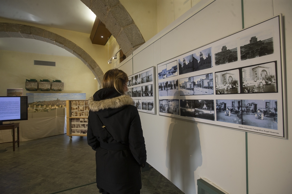 La ciudad en blanco y negro que retrató el militar y fotógrafo Ángel Guerras luce, como recuerdo y homenaje, en una exposición que acoge el Archivo Histórico Provincial.  / DAVID CASTRO