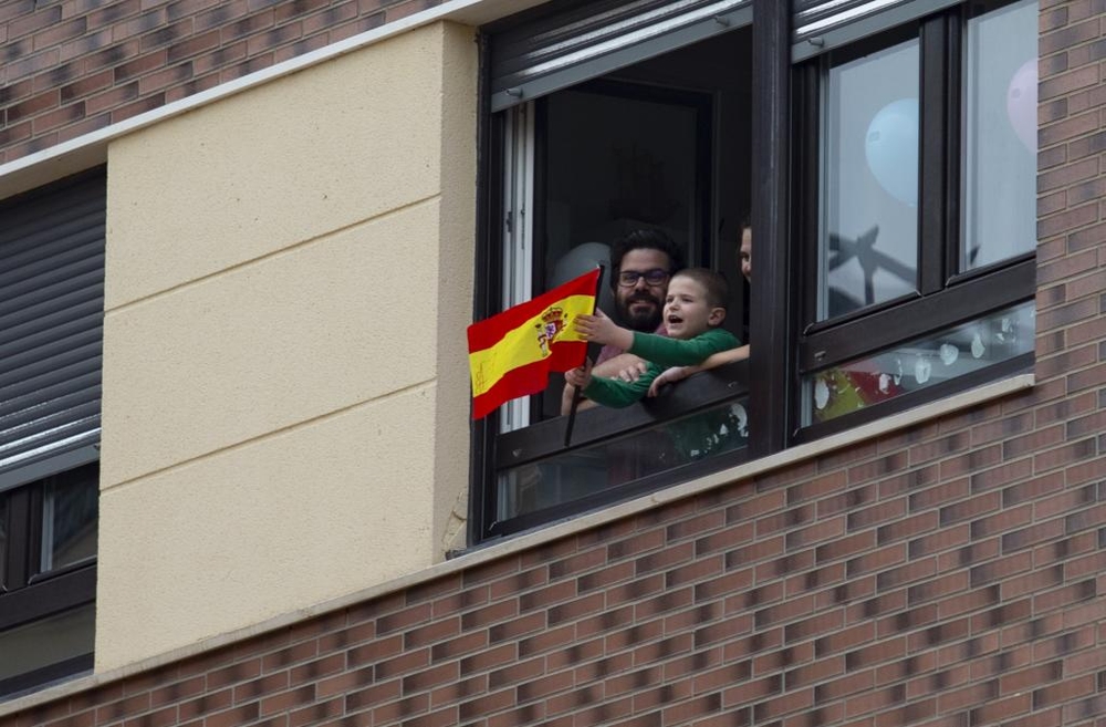 Puntuales a las ocho, los vecinos de la Calle Víctimas del Terrorismo salen a aplaudir junto a sus vecinos.  / DAVID CASTRO