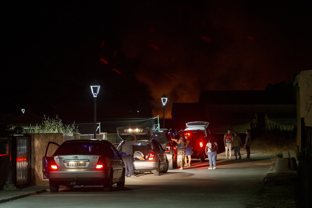 Evacúan San Pedro del Arroyo por la nube tóxica del incendio en una fábrica.  / DAVID CASTRO