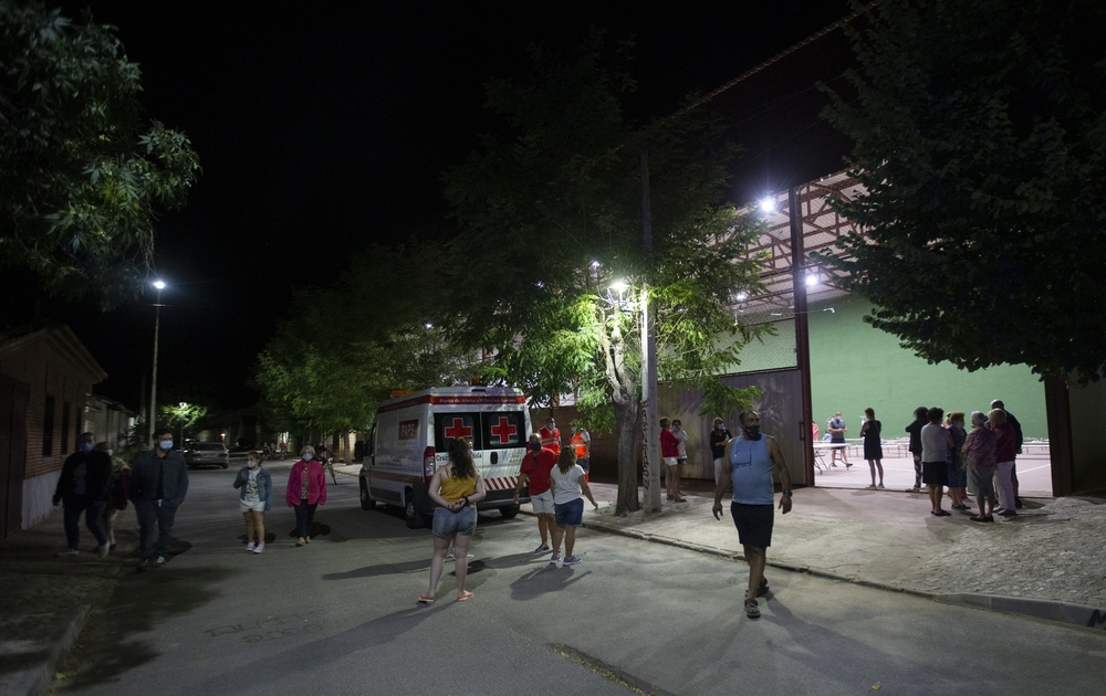 Evacúan San Pedro del Arroyo por la nube tóxica del incendio en una fábrica.  / DAVID CASTRO