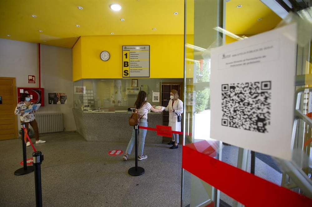 El centro dependiente de la Junta de Castilla y León reabrió ayer sus puertas, aunque presencialmente solo para la entrega de nuevos préstamos y con nuevo horario.