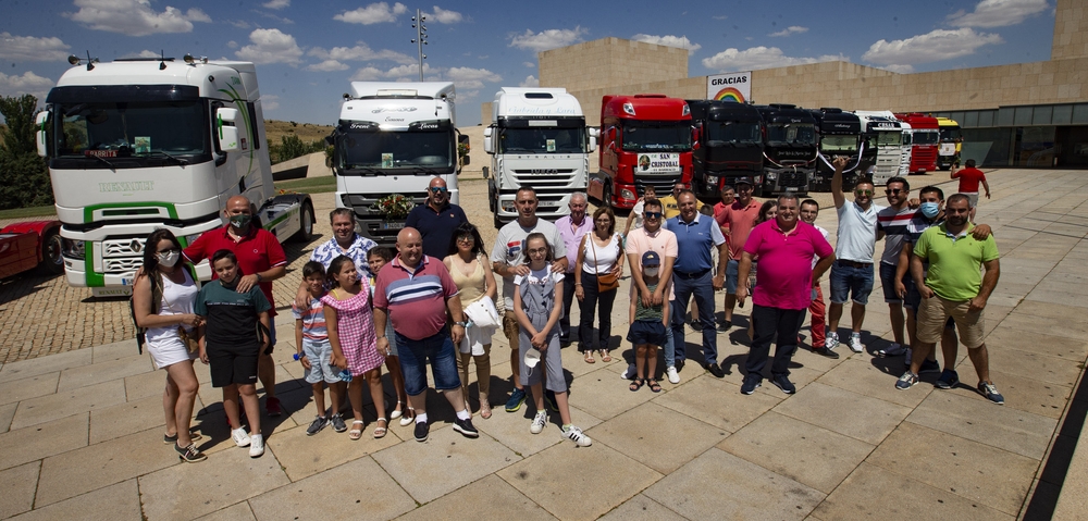 Tras años sin festejar a su patrón, un grupo de camioneros abulenses se unieron este sábado.  / DAVID CASTRO