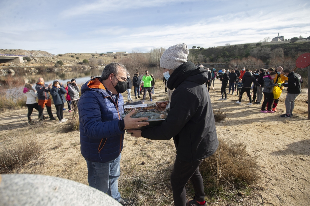 I Travesía de Navidad-Ciudad de Ávila, en la que 10 nadadores se lanzaron a las gélidas aguas del embalse Fuentes Claras.  / DAVID CASTRO