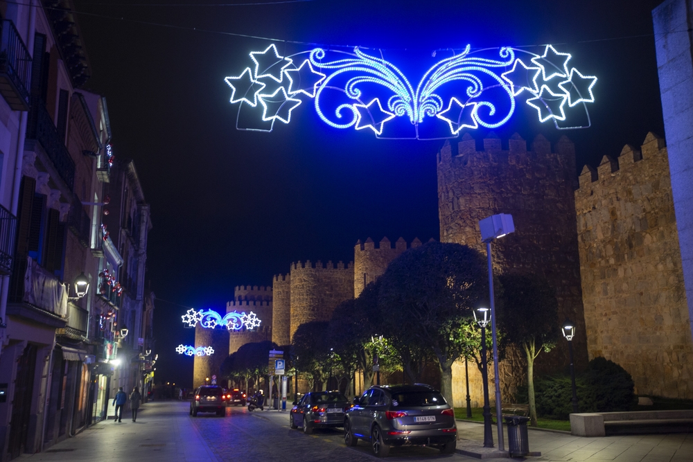 La Navidad ya luce por las calles de Ávila.  / DAVID CASTRO