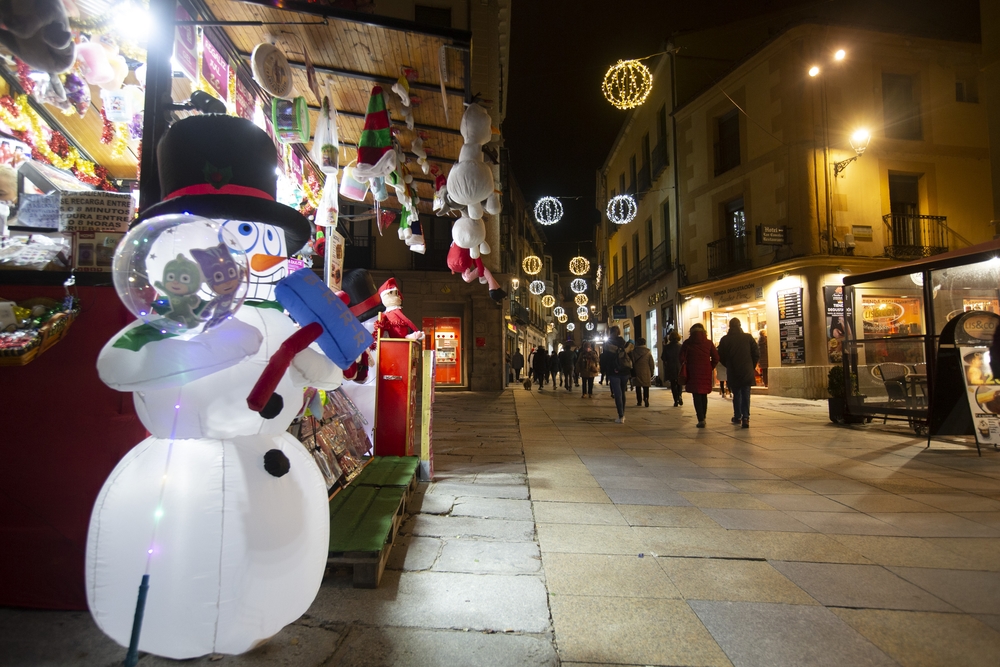 La Navidad ya luce por las calles de Ávila.  / DAVID CASTRO