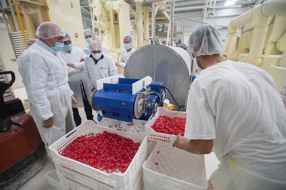 El consejero Jesús Julio Carnero visita la empresa dedicada a la confetería ubicada en Las Berlanas, tras su reciente ampliación con una inversión de 332.000 euros, y la creación de 5 puestos de trabajo más.  / DAVID CASTRO