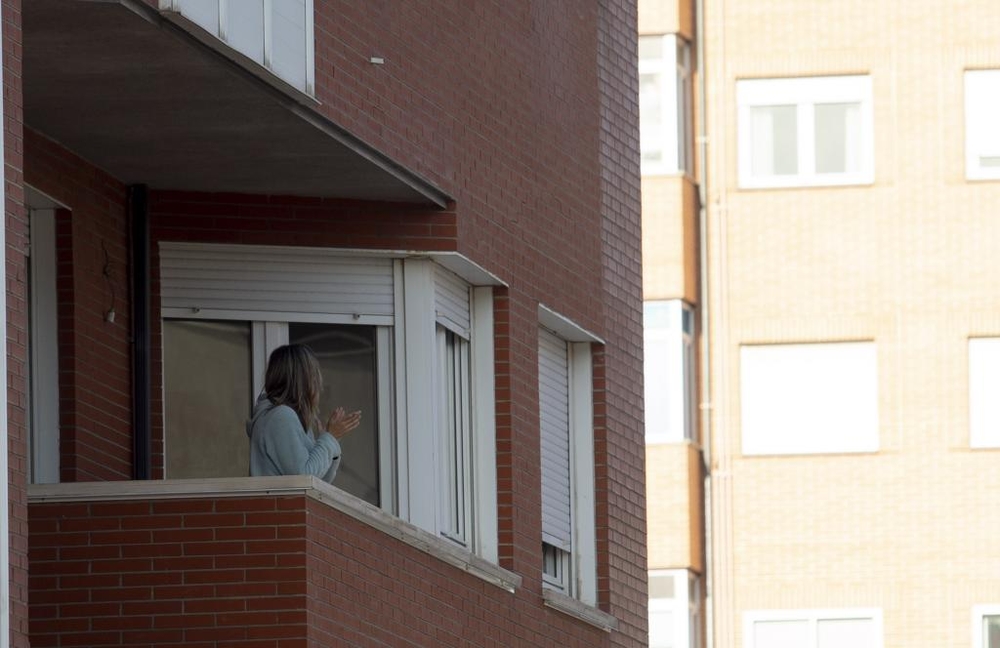 Los aplausos que cada tarde grandes y pequeños dirigen a los sanitarios que estos días se enfrentan al coronavirus se  dedicaron este sábado a los niños y niñas, que han entendido que quedarse en casa es la mejor forma de vencer a este villano  / DAVID CASTRO