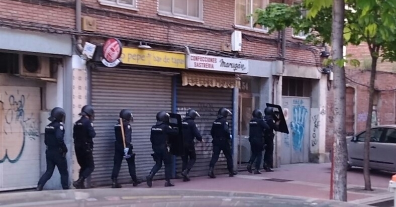 Intervención policial en la calle Embajadores.