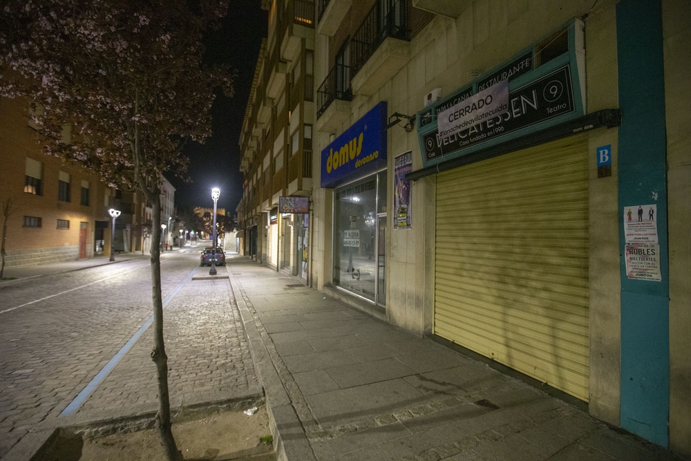 Calles vacias en la noche de fin de semana por el coronavirus.  / ISABEL GARCÍA