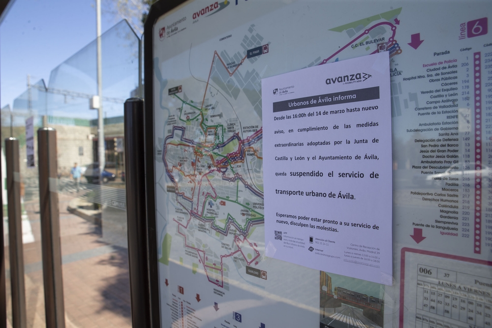 Carteles informativos coronavirus en las paradas de autobuses.  / ISABEL GARCÍA