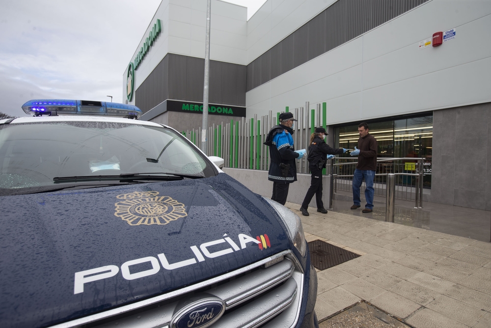 La PolicÁ­a Local y la PolicÁ­a Nacional reparten mascarillas en la puerta del Mercadona de la Avenida Rodriguez Sahagun.