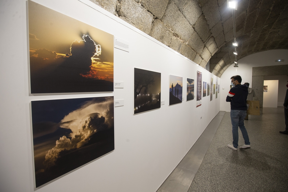 El Palacio Los Serrano de Ávila acoge hasta el próximo 10 de octubre la exposición fotográfica 'El Tiempo. La mirada de la audiencia', que reúne 41 imágenes recibidas en CyLTV durante sus más de diez años de andadura.  / DAVID CASTRO