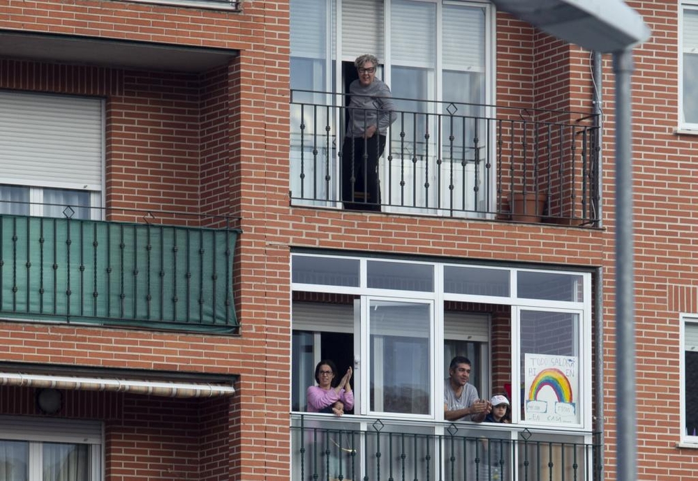 Puntuales a las ocho, los vecinos del barrio de la Universidad salen a aplaudir junto a sus vecinos.  / DAVID CASTRO