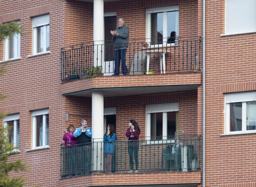 Puntuales a las ocho, los vecinos del barrio de la Universidad salen a aplaudir junto a sus vecinos.  / DAVID CASTRO