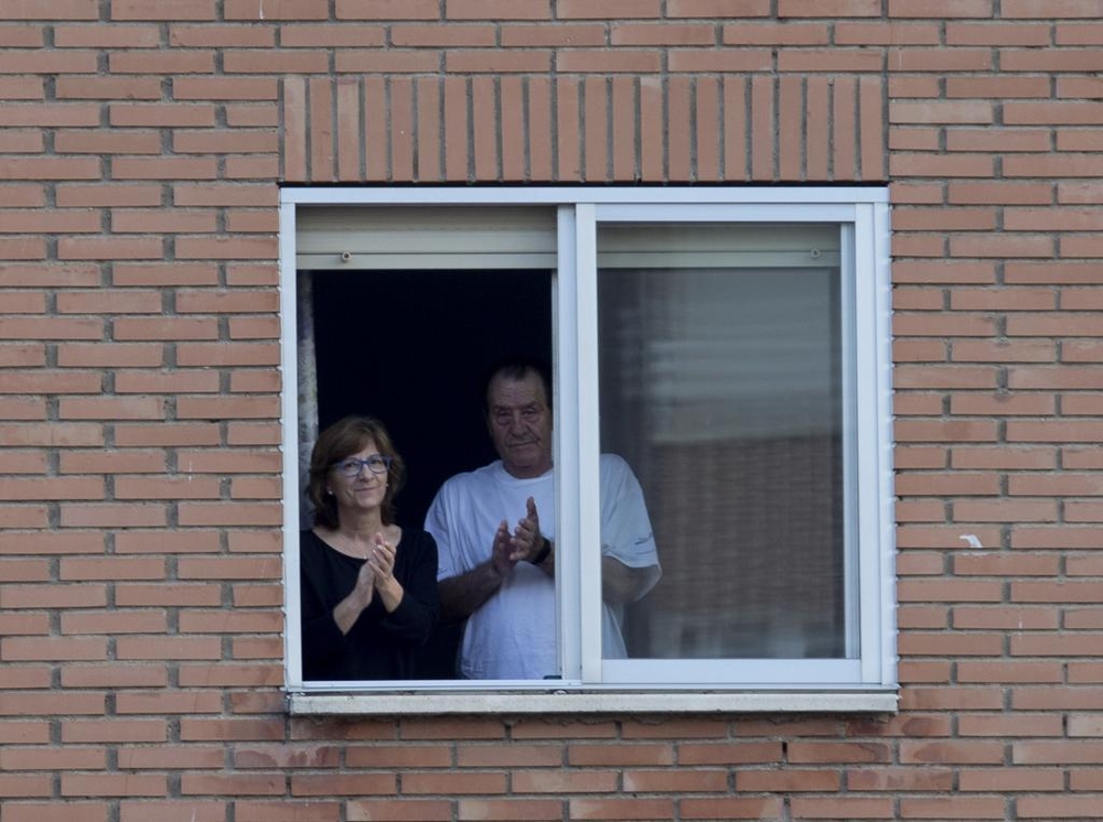 Puntuales a las ocho, los vecinos del barrio de la Universidad salen a aplaudir junto a sus vecinos.  / DAVID CASTRO