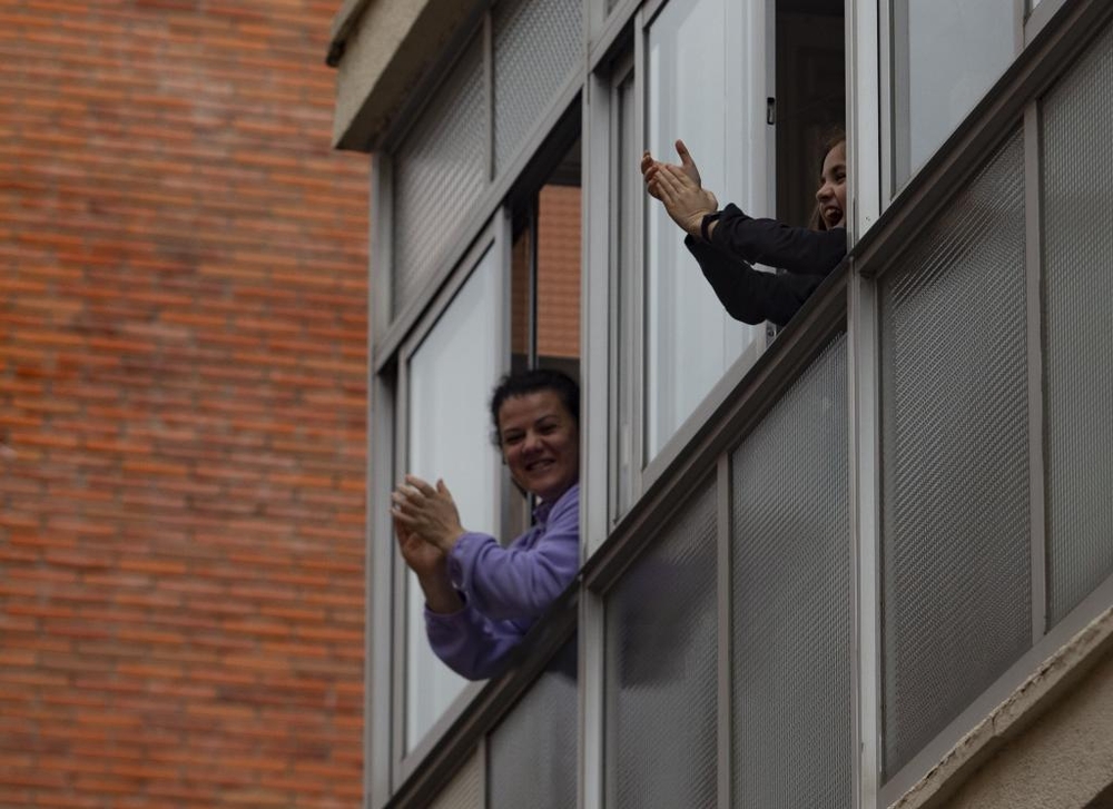 Puntuales a las ocho, los vecinos de la zona de San Francisco salen a aplaudir junto a sus vecinos.  / DAVID CASTRO