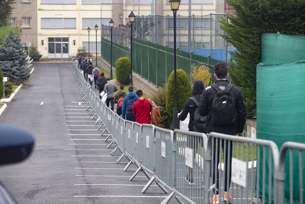 Alrededor de 3.000 aspirantes, a una media de 500 diarios, pasarán durante seis días de esta semana y la próxima por las instalaciones de la Ciudad Deprtiva de la Zona Sur para completar los primeros ejercicios de la oposición de la Policía Nacional.  / DAVID CASTRO