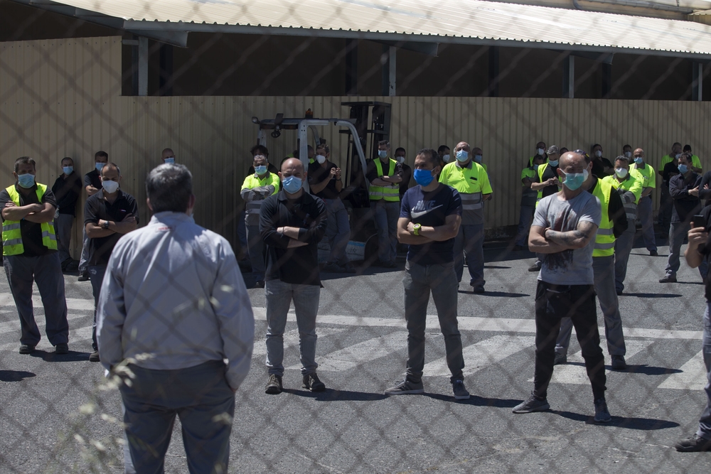 Concentración de los trabajadores de Nissan por el cierre de la planta de Barcelona.  / ISABEL GARCÍA