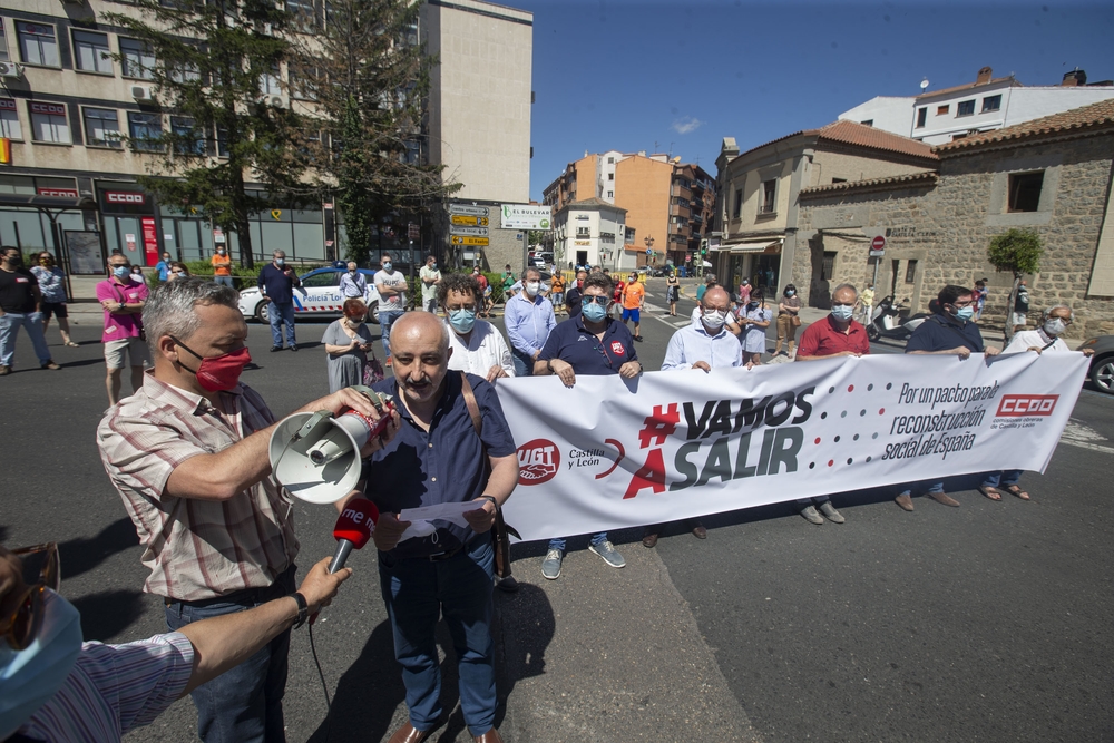 Concentración de sindicatos en la plaza de Santa Ana.  / ISABEL GARCÍA