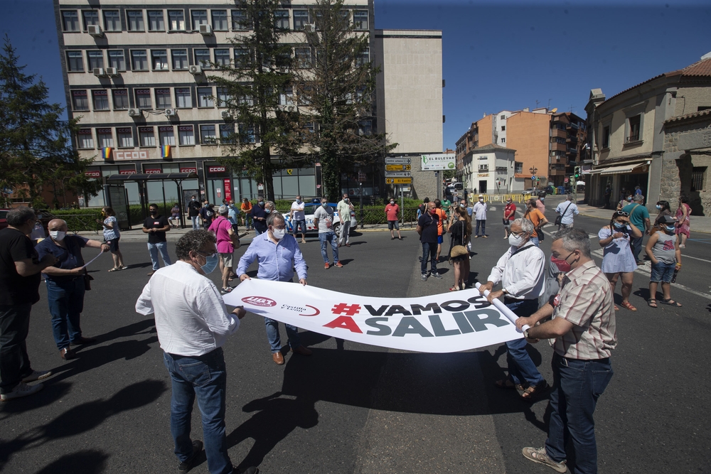 Concentración de sindicatos en la plaza de Santa Ana.  / ISABEL GARCÍA