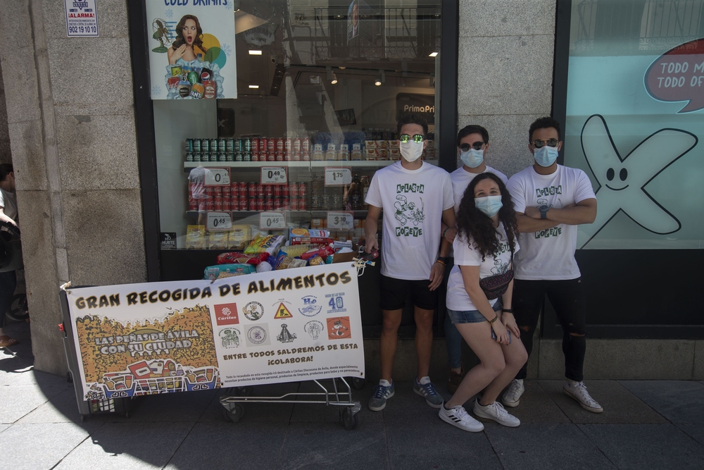 Recogida de alimentos de la peñas de Á?vila para Cáritas.  / ISABEL GARCÍA