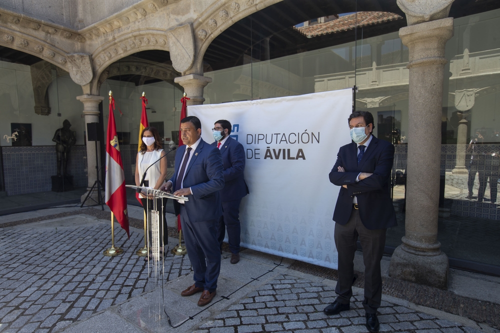 Reunion de Plan Territorial de Fomento, Carlos Fernández Carriedo, consejero de Economia y Hacienda, Carlota Amigo consejera de Empleo e Industria.  / ISABEL GARCÍA