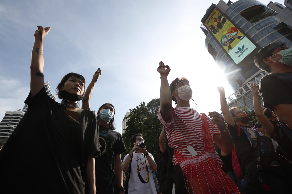 Protesters defy state of emergency decree in Bangkok  / DIEGO AZUBEL
