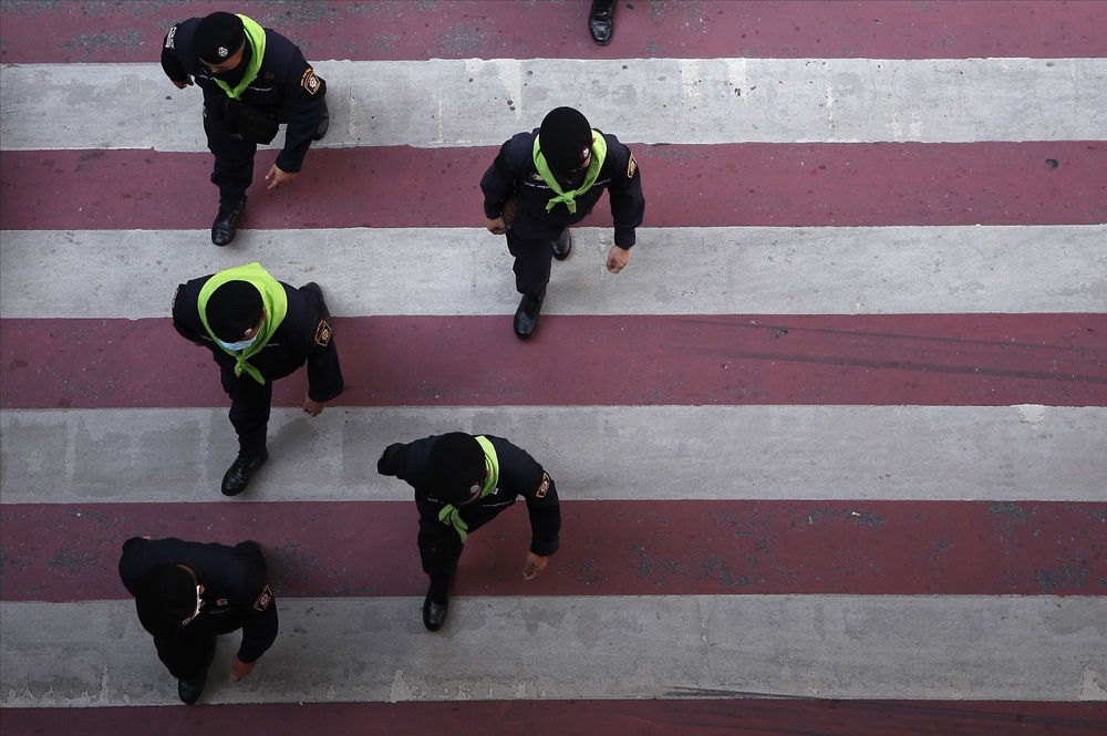 Protesters defy state of emergency decree in Bangkok  / DIEGO AZUBEL