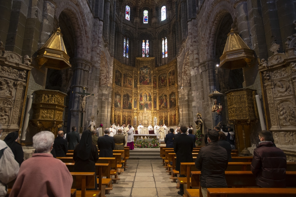 La Catedral de El Salvador de Ávila acogió este jueves, como cada 15 de octubre, una solemne eucaristía con motivo de la festividad de Santa Teresa de Jesús, patrona de Ávila.  / DAVID CASTRO