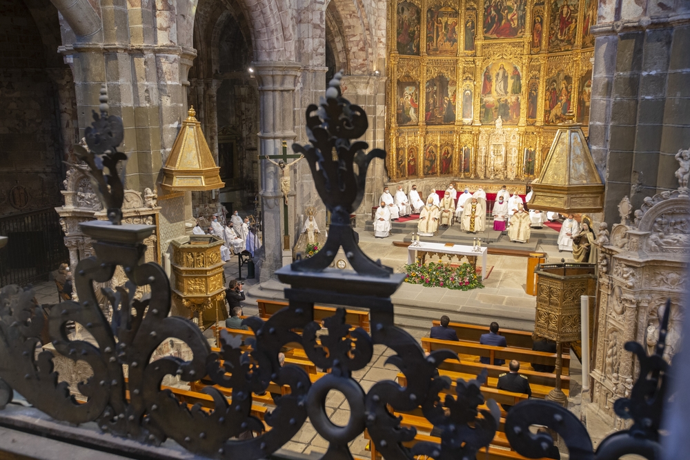 La Catedral de El Salvador de Ávila acogió este jueves, como cada 15 de octubre, una solemne eucaristía con motivo de la festividad de Santa Teresa de Jesús, patrona de Ávila.