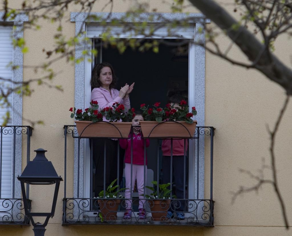 Puntuales a las ocho, los vecinos de la Plaza de San Jerónimo salen a aplaudir junto a sus vecinos.  / DAVID CASTRO