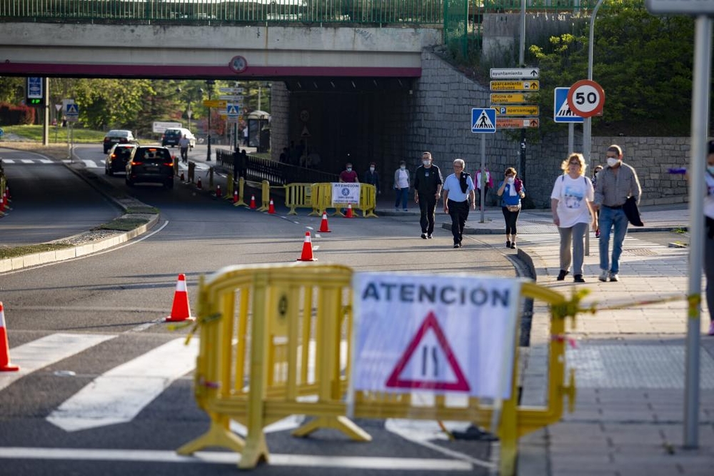El Ayuntamiento de Ávila pone en marcha la flexibilización del tráfico en varias calles de la capital para facilitar el tránsito de peatones.  / DAVID CASTRO