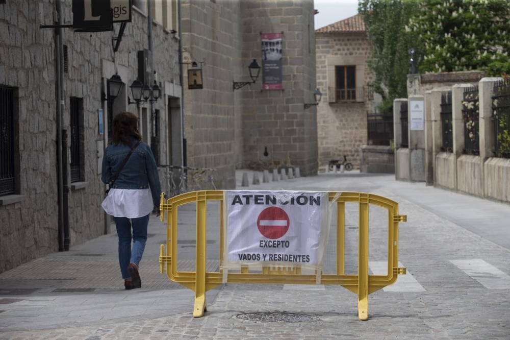 El Ayuntamiento de Ávila pone en marcha la flexibilización del tráfico en varias calles de la capital para facilitar el tránsito de peatones.  / DAVID CASTRO