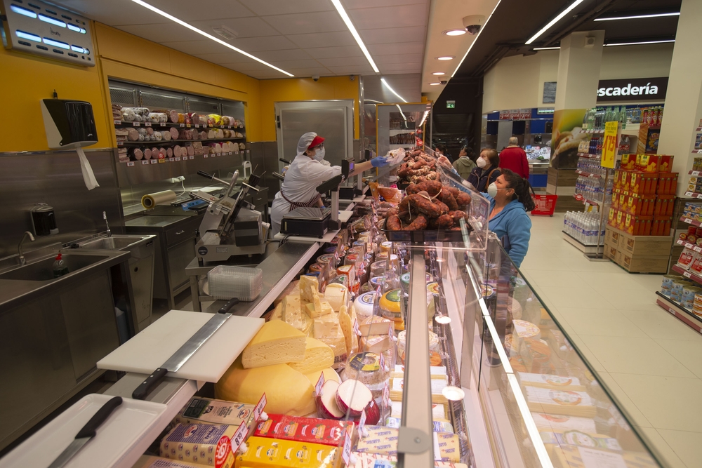 Apertura del supermercado Gadis de la Avenida de San Roque.  / ISABEL GARCÍA