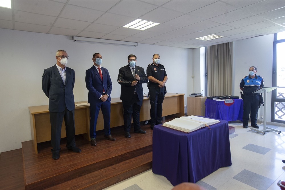 Toma de posesión de cinco nuevos agentes de Policia Local.  / ISABEL GARCÍA