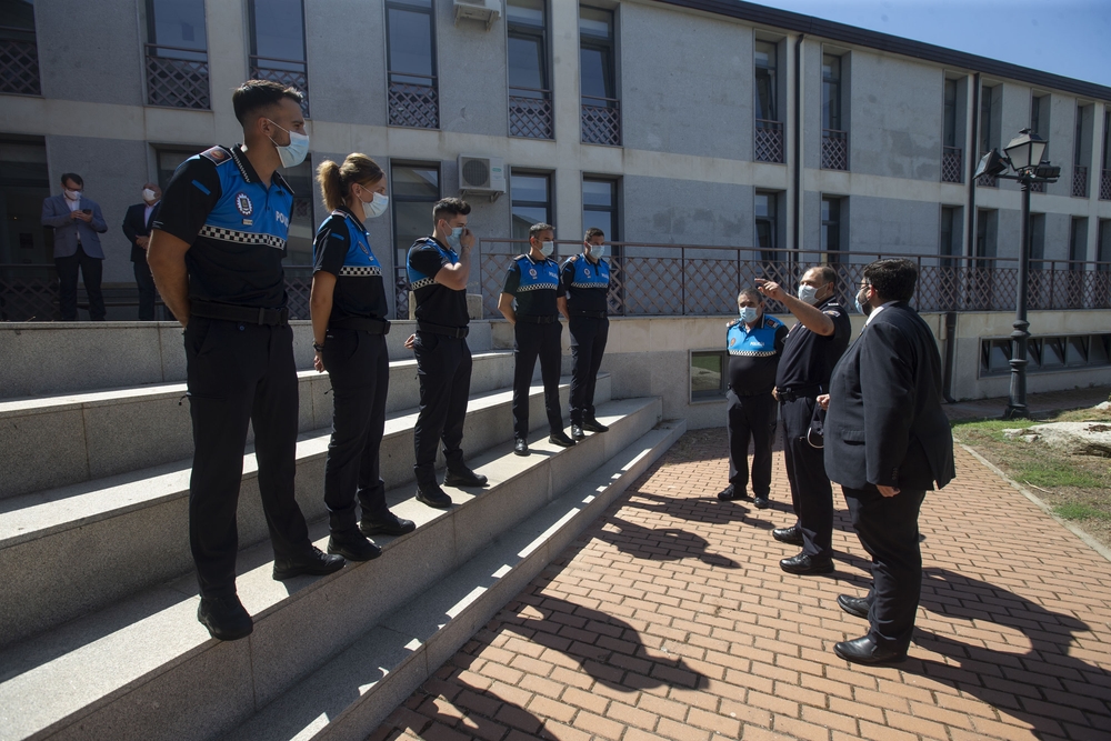 Toma de posesión de cinco nuevos agentes de Policia Local.  / ISABEL GARCÍA