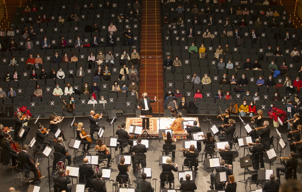 La Orquesta Sinfónica de Castilla y León abrió este viernes los actos conmemorativos del 35 aniversario de Ávila Ciudad Patrimonio Mundial con un concierto tributo al músico indio Ravi Shankar en el Lienzo Norte.  / DAVID CASTRO