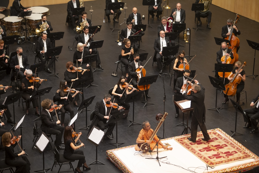 La Orquesta Sinfónica de Castilla y León abrió este viernes los actos conmemorativos del 35 aniversario de Ávila Ciudad Patrimonio Mundial con un concierto tributo al músico indio Ravi Shankar en el Lienzo Norte.  / DAVID CASTRO