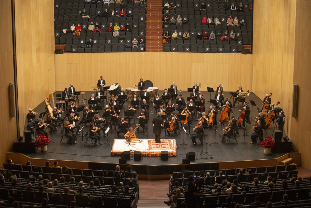La Orquesta Sinfónica de Castilla y León abrió este viernes los actos conmemorativos del 35 aniversario de Ávila Ciudad Patrimonio Mundial con un concierto tributo al músico indio Ravi Shankar en el Lienzo Norte.  / DAVID CASTRO