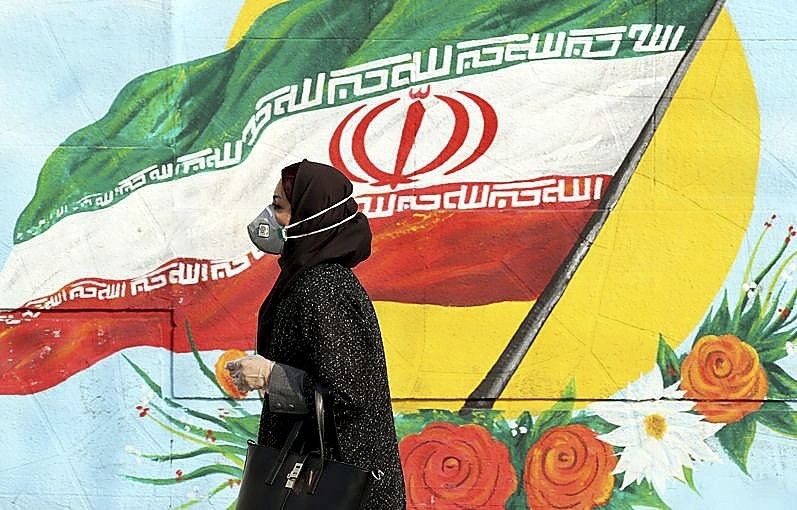 Una mujer lleva una máscara de protección en Teherán (Irán).